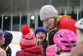 Jeugd groep schaatsles kinderen